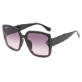 Übergroße quadratische schwarze Sonnenbrille mit lila Verlaufsgläsern und Buchstaben-Detail - Glänzendes Schwarz Pink Grau