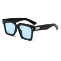 Klassieke zwarte vierkante zonnebril met lichtblauwe glazen en zilveren pijlaccenten - Zwart Frame Blauwe Lens (C3)