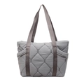 Dettaglio della borsa shopper grigia trapuntata con zip laterale e texture soffice - Grigio