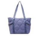 Dettaglio della borsa tote trapuntata lavanda con cerniere laterali e tessuto satinato - Blu