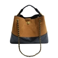 Detail der gesteppten Wildledertasche mit goldenem Drehverschluss und Kettenriemen - Braun