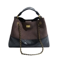 Detail der zweifarbigen Wildleder-Handtasche mit Steppmuster und goldenem Drehverschluss - Braun