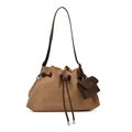 Matte Wildleder Beuteltasche mit Kordelzug und Mini-Tasche auf weißem Hintergrund - Khaki