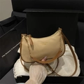 Beigefarbene Unterarmtasche aus Narbenleder mit braunem Riemen und goldener Metallkette - Khaki