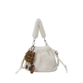 Detail einer weißen Kunstfell-Beuteltasche mit Plüschgriff und Leoparden-Anhänger - Mit Anhänger / Weiß