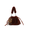 Detailaufnahme der flauschigen Eimer-Tasche in Rotbraun mit süßem Eulen-Anhänger - Mit Anhänger / Rot