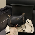 Schwarze Halbmond-Schultertasche aus genarbtem Leder mit goldener Kette - Schwarz