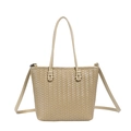 Detalle del bolso tote trenzado caqui con textura de cuero y correa de hombro - Caqui