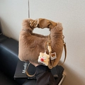 Borsa in peluche marrone con manici in stile pelle e simpatico ciondolo a forma di clown - Marrone