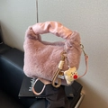 Elegante borsa in pelliccia sintetica rosa con manico in pelle e ciondolo carino - Rosa