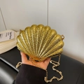 Pochette da sera dorata a forma di conchiglia con trama martellata e catena sottile - Oro