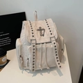 Sac à dos gothique beige avec rivets, pendentif croix argentée et détails de chaîne - Blanc