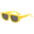 Gafas de sol triangulares amarillas con montura gruesa y lentes grises rectangulares - Marco Amarillo Lente Gris Negro (C7)