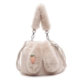 Vista detallada del bolso de peluche con textura de piel sintética y bordado de zanahoria - Caqui