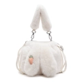 Detalle de bolso tipo cubo de felpa blanca con orejas de conejo y bordado de zanahoria - Blanco Roto