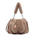 Detalle de bolso cubo de peluche con orejas de conejo y bordado de zanahoria - café