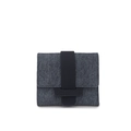 Detalle de textura denim gris oscuro en una billetera compacta con hebilla negra decorativa - Negro