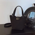 Borsa a secchiello nera opaca con manico e tracolla sottile in stile moderno - Nero senza ciondoli