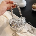 Dettaglio della borsa da sera a cuore argento con texture martellata e manico di perle - Stile 1 Argento