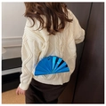 Bolso de noche azul con forma de abanico y cadena dorada llevado por una modelo - Azul