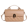 Dettaglio borsa trapuntata beige con chiusura dorata e texture in ecopelle di qualità - Cachi