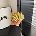 Mini bolso bandolera con forma de concha en dorado pulido con una fina cadena de metal - Dorado (Estilo 2 Cadena Lisa)