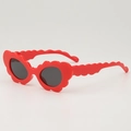 Rote Kinder Sonnenbrille in Blumenform mit gewelltem Rahmen und grauen Gläsern - Roter Rahmen Graue Gläser