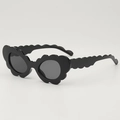 Kinder Sonnenbrille mit modischem Wellenrahmen und UV-Schutz für Jungen und Mädchen - Schwarzer Rahmen Graue Gläser