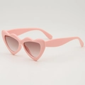 Rosafarbene Herz-Sonnenbrille für Kinder mit dunklen Verlaufsgläsern in der 45-Grad-Ansicht - Rosa Rahmen