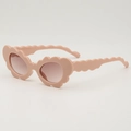 Süße quadratische Kinder-Sonnenbrille mit Wellenrand in Altrosa und UV-Schutz - Lotusrosa Rahmen Farbverlauf Tee Linsen
