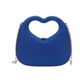 Dettaglio della pochette blu reale a forma di cuore con finitura opaca e catena oro - Blu