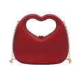 Detail van de mat dieprode hartvormige avondtas met gouden sluiting en ketting - Rood