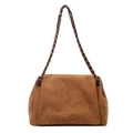 Detailaufnahme der braunen Wildledertasche mit Retro-Metallkette und Logogravur - Braun