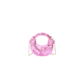 Dettaglio macro della borsa da sera rosa metallizzato con trama plissettata e catena d'oro - rosa acceso
