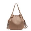 Hellbraune Eimer-Tasche aus Kunstleder mit Goldnieten und gemustertem breitem Gurt - Khaki