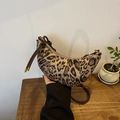 Schultertasche mit Leopardenmuster in Halbmondform aus Wildleder und Knotendetail - Hellbeige
