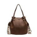 Detail der dunkelbraunen Bucket Bag aus Leder mit retro-geometrischem breitem Gurt - Kaffeebraun