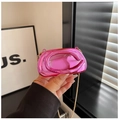 Dettaglio della mini borsa a catena in acrilico rosa con finitura lucida e catena oro - Rosa Rosso