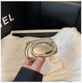 Dettaglio mini borsa da sera oro champagne con catena elegante e manico in metallo a forma di C - Oro Chiaro