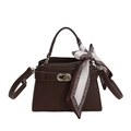 Borsa a mano marrone testurizzata con fibbia dorata e foulard decorativo in seta - Marrone