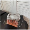 Mini borsa da sera in acrilico argento a forma di ciottolo con tracolla a catenina - Argento