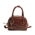 Borsa a mano marrone scuro lucida con finitura a specchio e ciondolo decorativo - Marrone