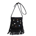 Dettaglio della borsa bohémien in camoscio nero con bottoni colorati, conchiglia e frange - Nero