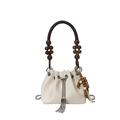 Sac seau en simili cuir crème avec poignée en perles de bois et bandoulière chaîne - Blanc Avec Pendentif