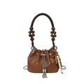 Sac seau en cuir marron avec poignée en perles de bois bohème et pompon métallique décoratif - Marron avec Pendentif