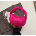 Gros plan du sac à main matelassé fuchsia avec poignée froncée et surpiqûres en losange - Rose Rouge