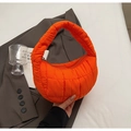 Détail du sac à main matelassé orange vif avec texture en nylon doux et fermeture éclair - Orange
