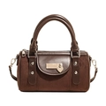 Bolso Boston vintage de ante marrón oscuro con colgante de corazón plateado y asa - café