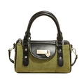 Detalle del bolso Boston de ante verde con colgante de corazón y ribetes de cuero negro - Verde