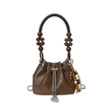 Sac seau marron en cuir avec perles en bois vintage et glands en chaîne métallique - Café Avec Pendentif
